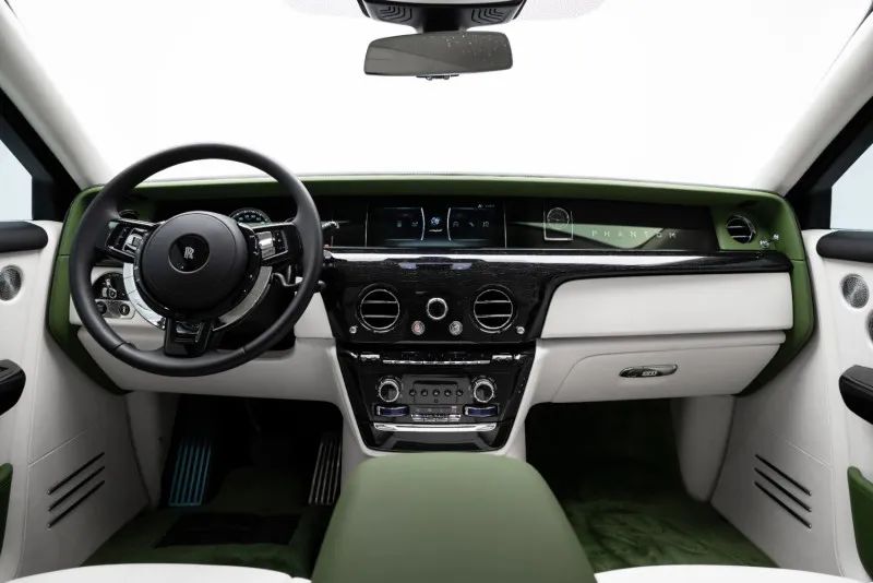 2023 Rolls-Royce Phantom photo 4