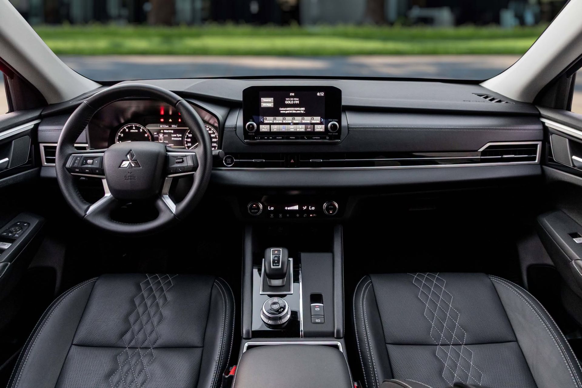 2025 Mitsubishi Outlander photo 3