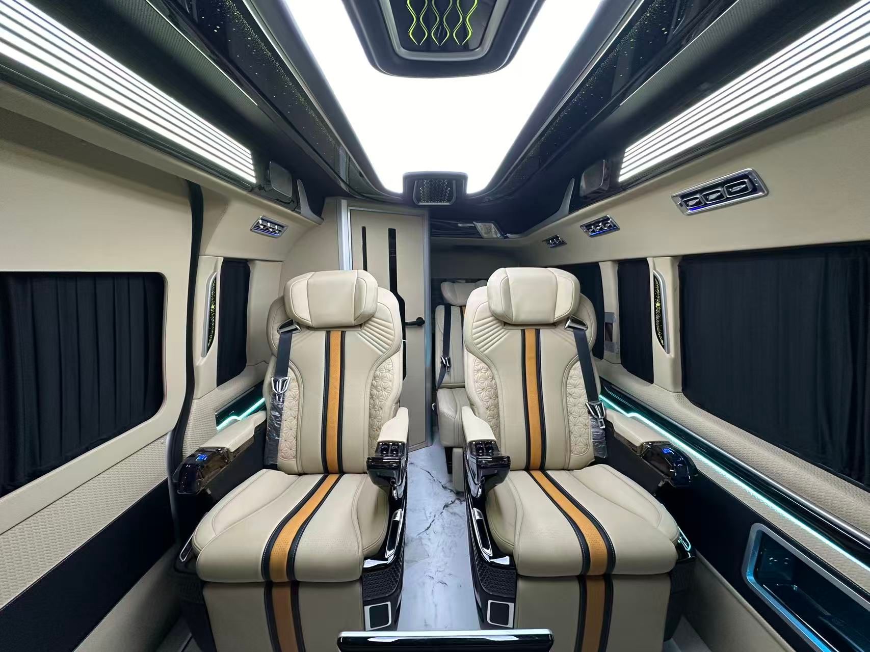 2025 Toyota Hiace photo 3