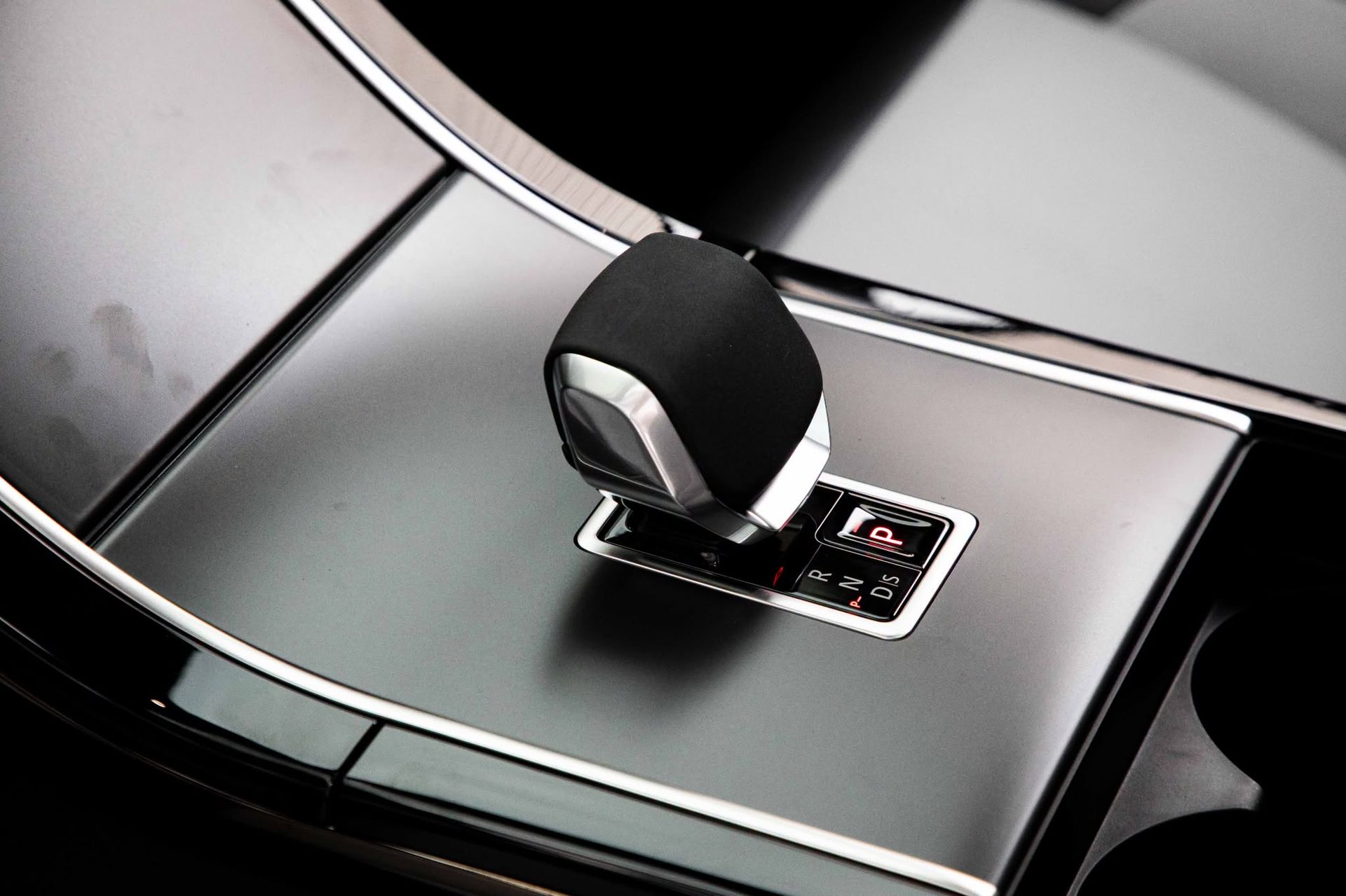 2025 Land Rover Range Rover Velar photo 3