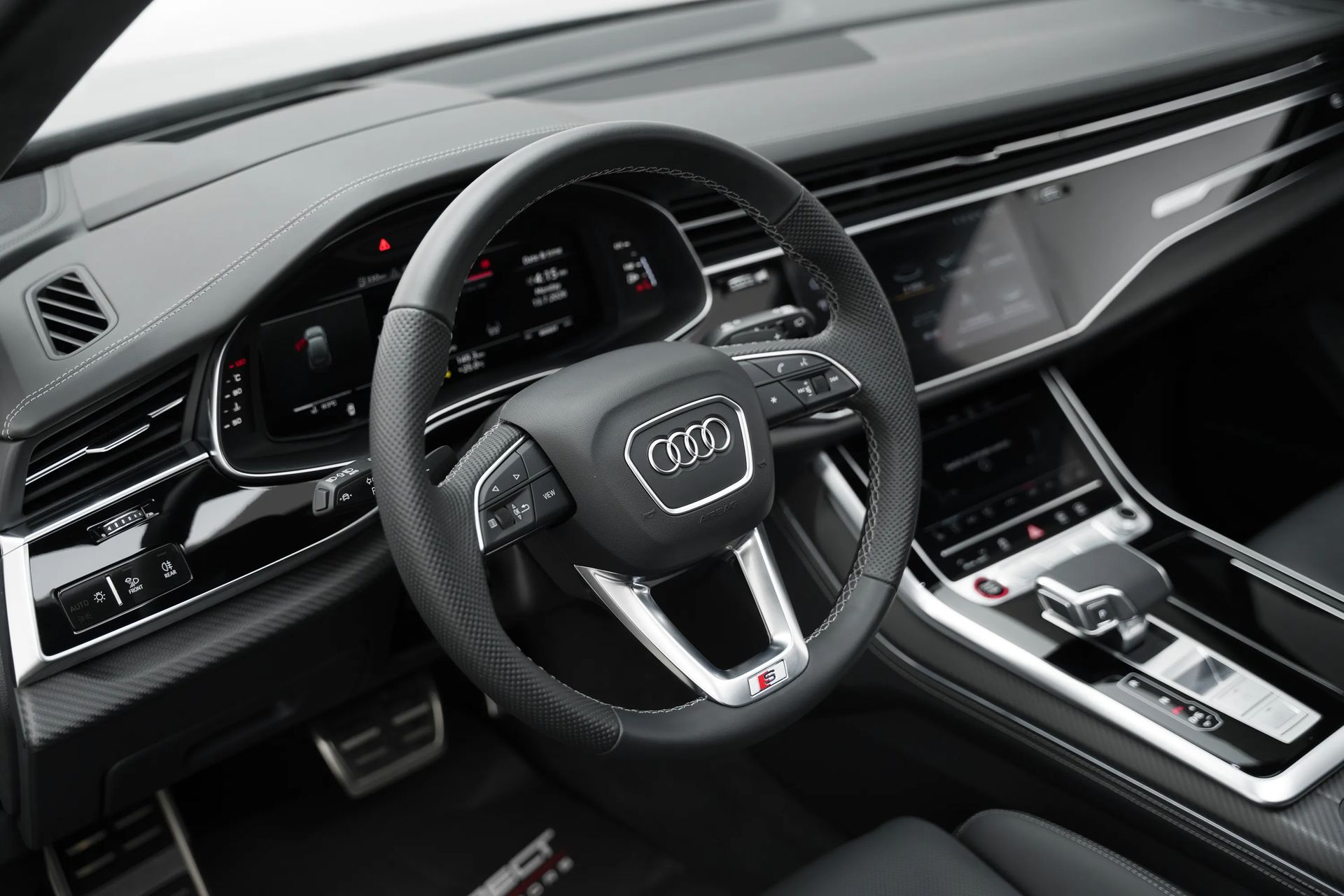 2025 Audi SQ7 photo 3