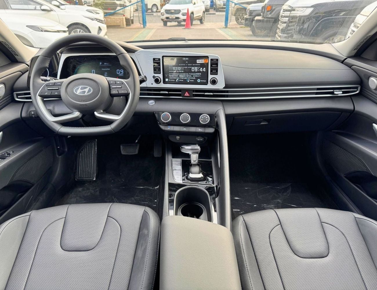 2025 Hyundai Elantra photo 3