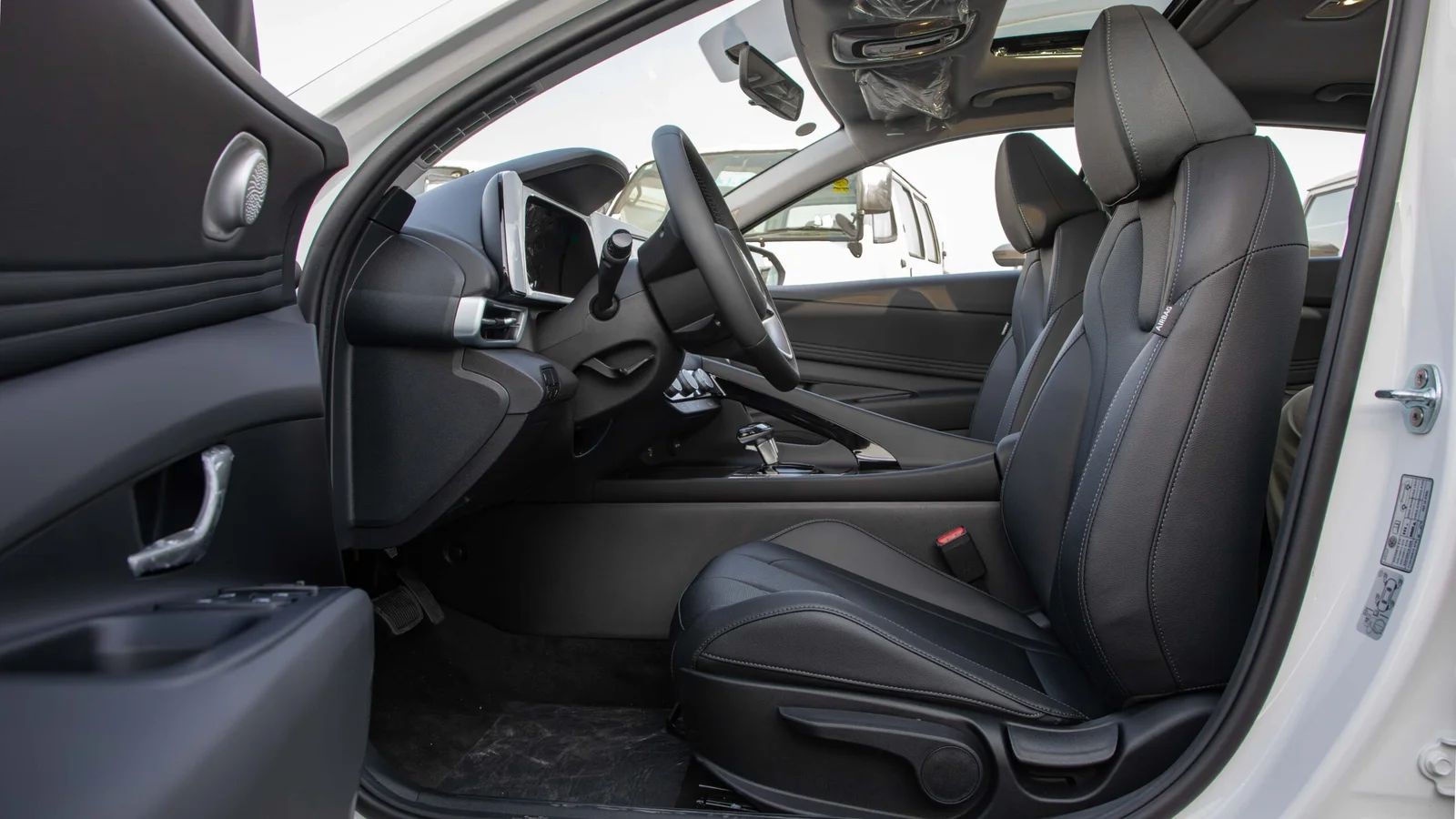 2025 Hyundai Elantra photo 2