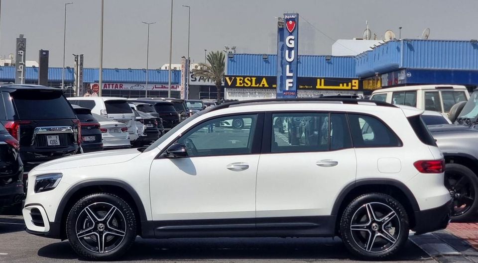2025 Mercedes-Benz GLB 200 photo 2