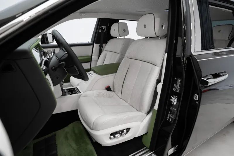 2023 Rolls-Royce Phantom photo 3
