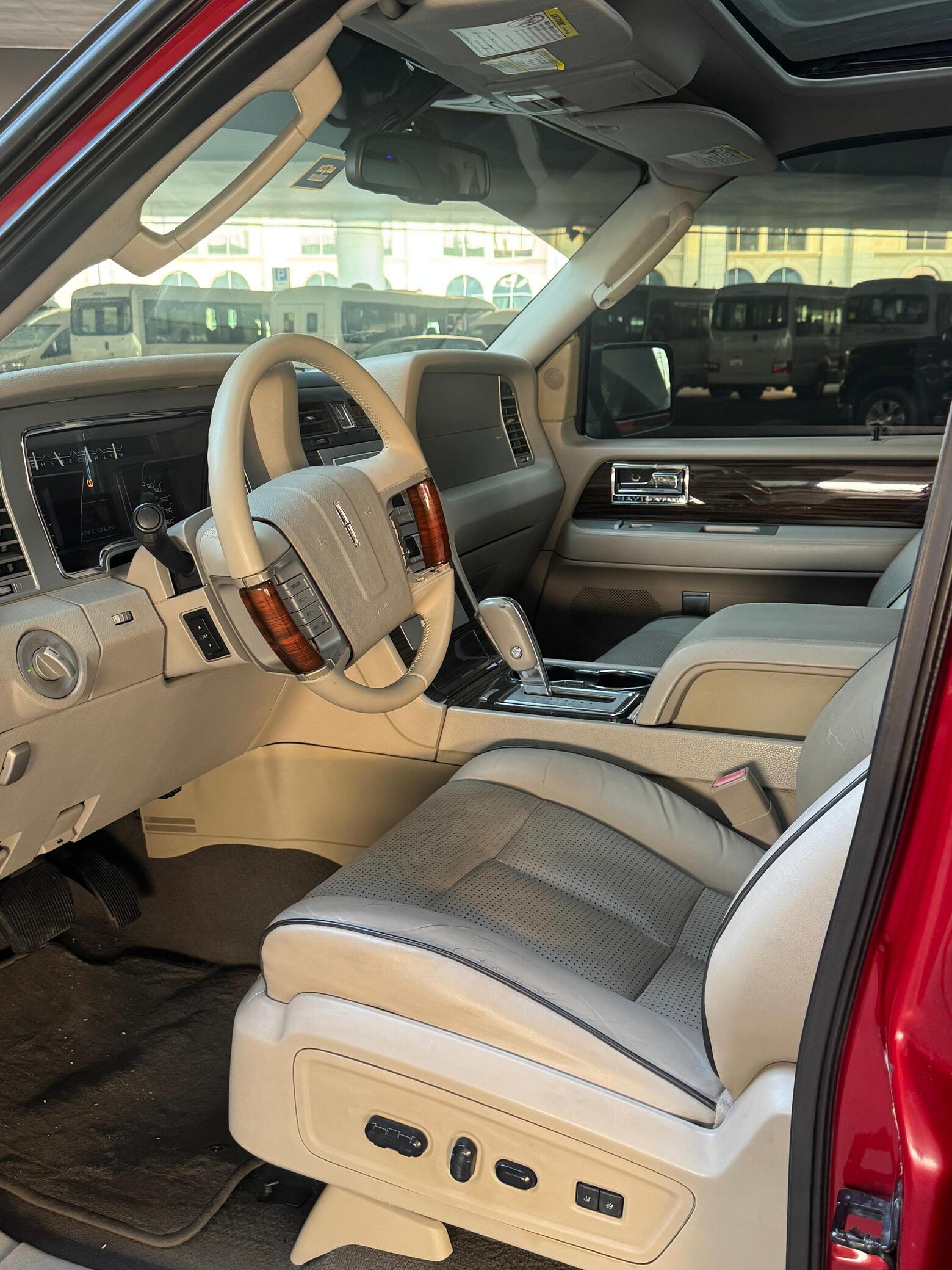 2009 Lincoln Navigator photo 2