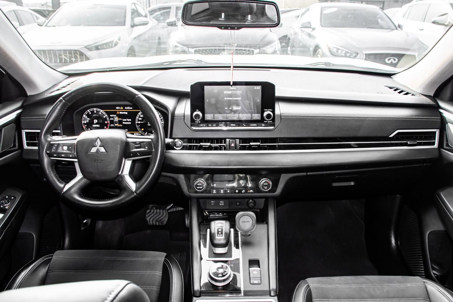 2024 Mitsubishi Outlander photo 2