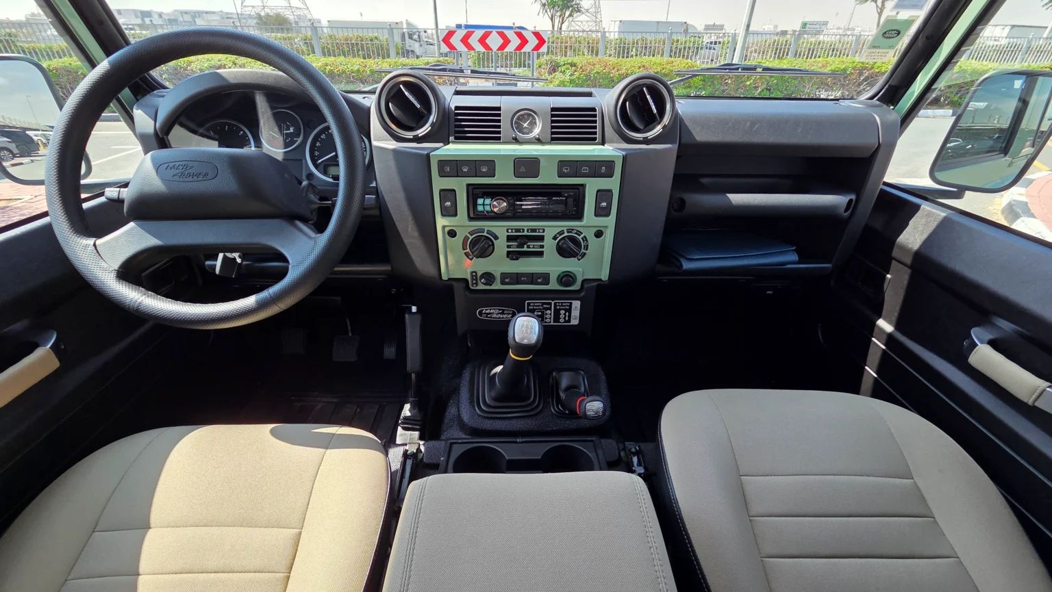 2016 Land Rover Defender photo 4