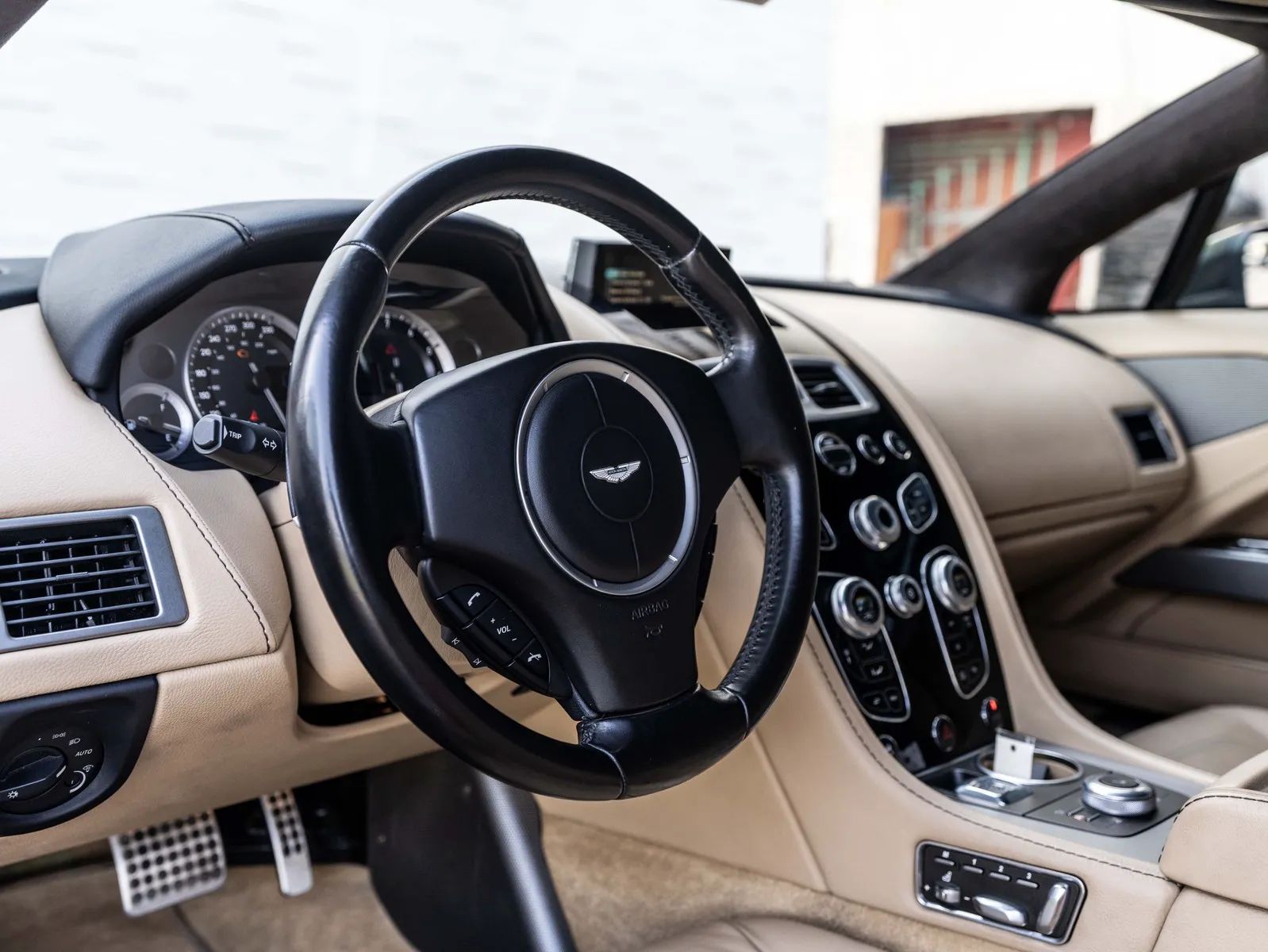 2017 Aston Martin Rapide photo 2