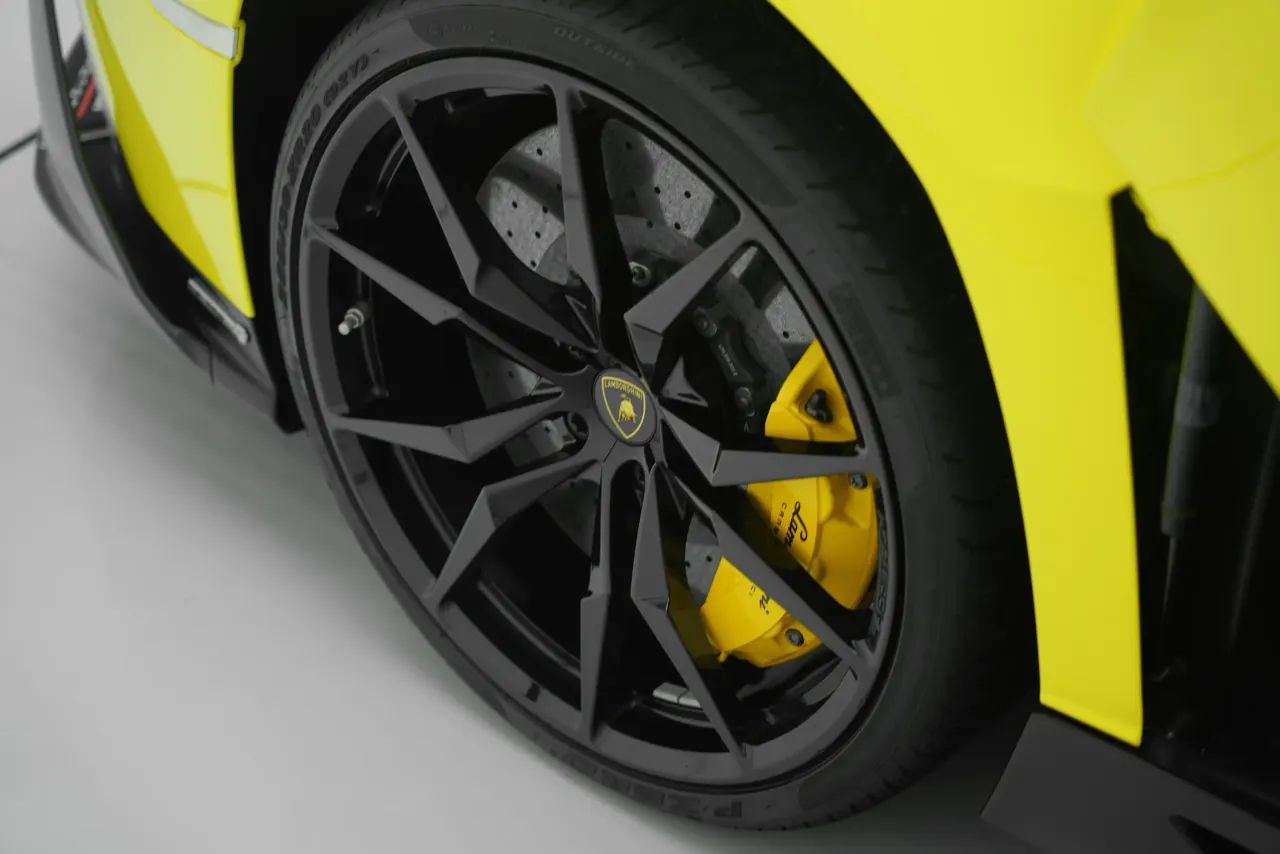 2014 Lamborghini Aventador photo 5
