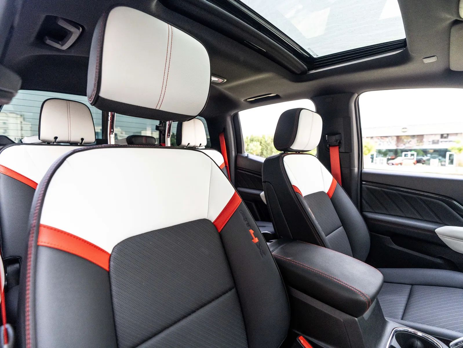 2025 GMC Canyon photo 5