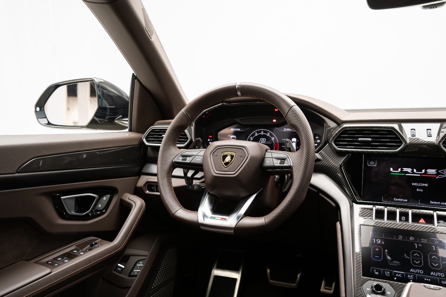 2023 Lamborghini Urus photo 3
