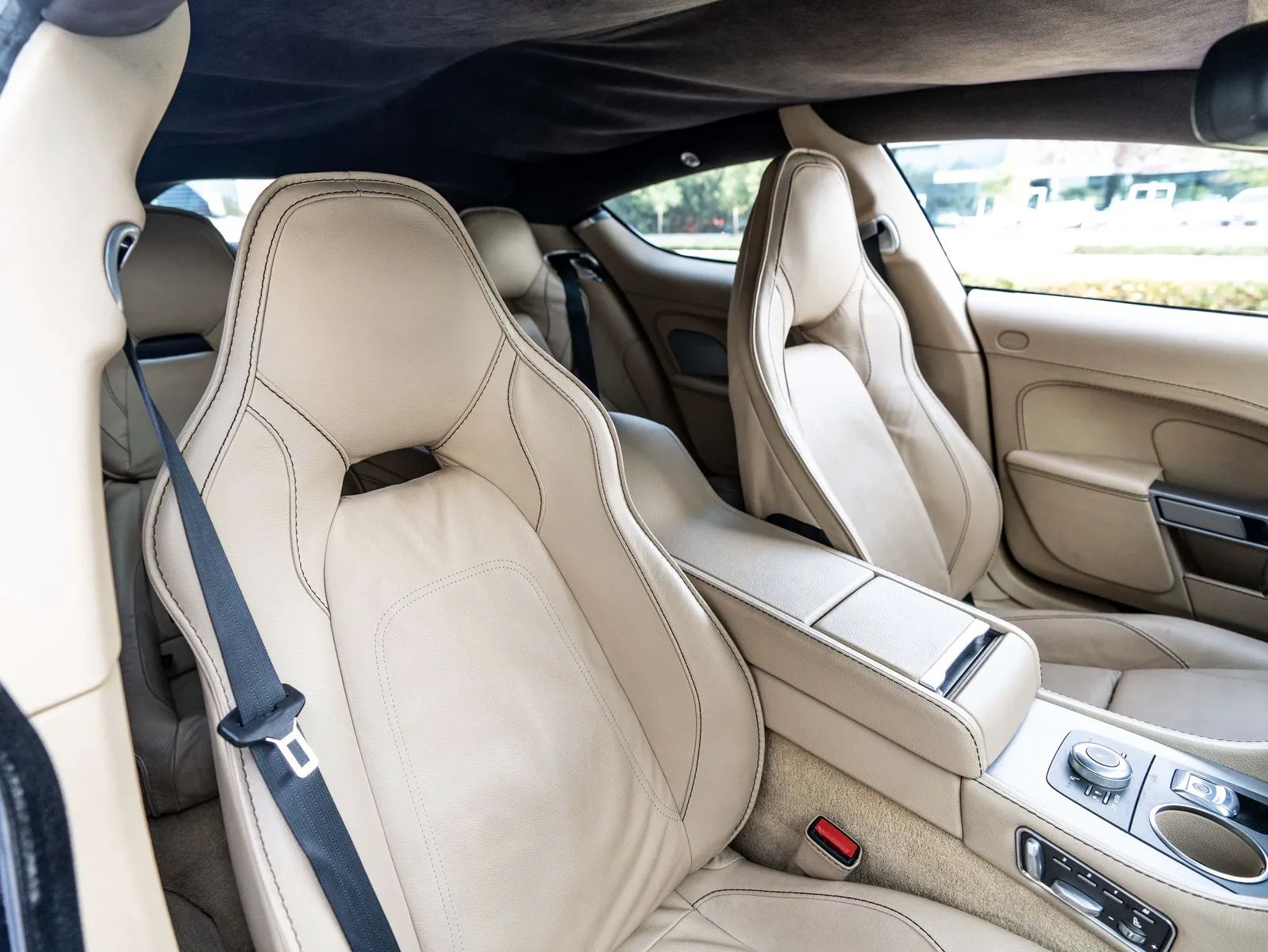 2017 Aston Martin Rapide photo 4