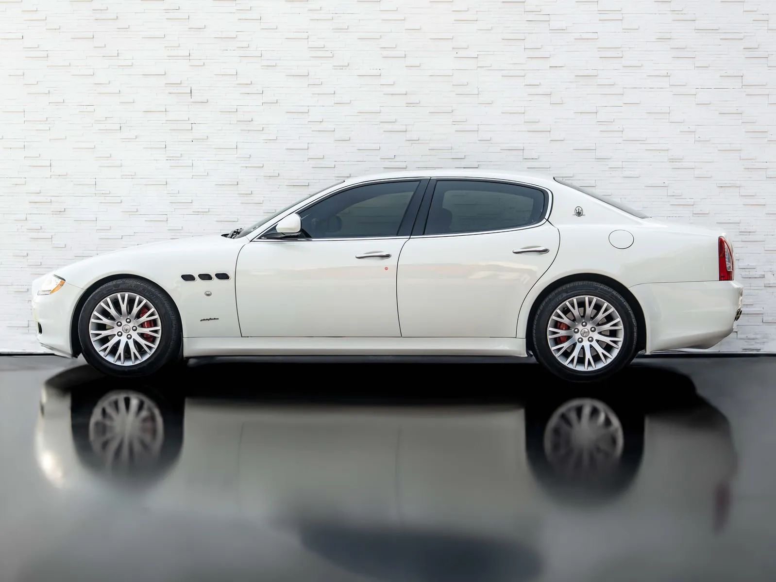 2010 Maserati Quattroporte photo 2
