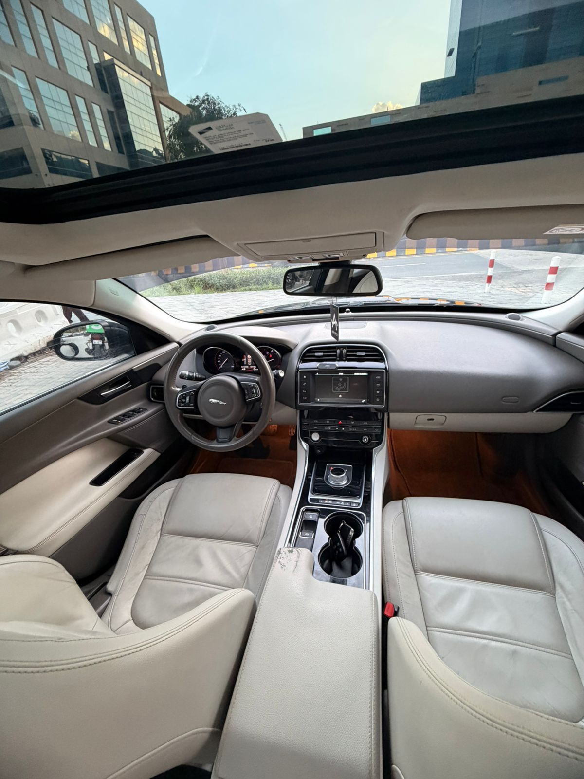 2016 Jaguar XE photo 3