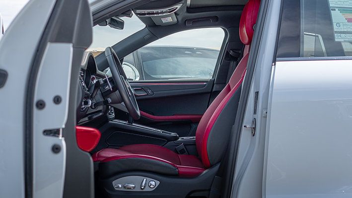 2024 Porsche Macan photo 2