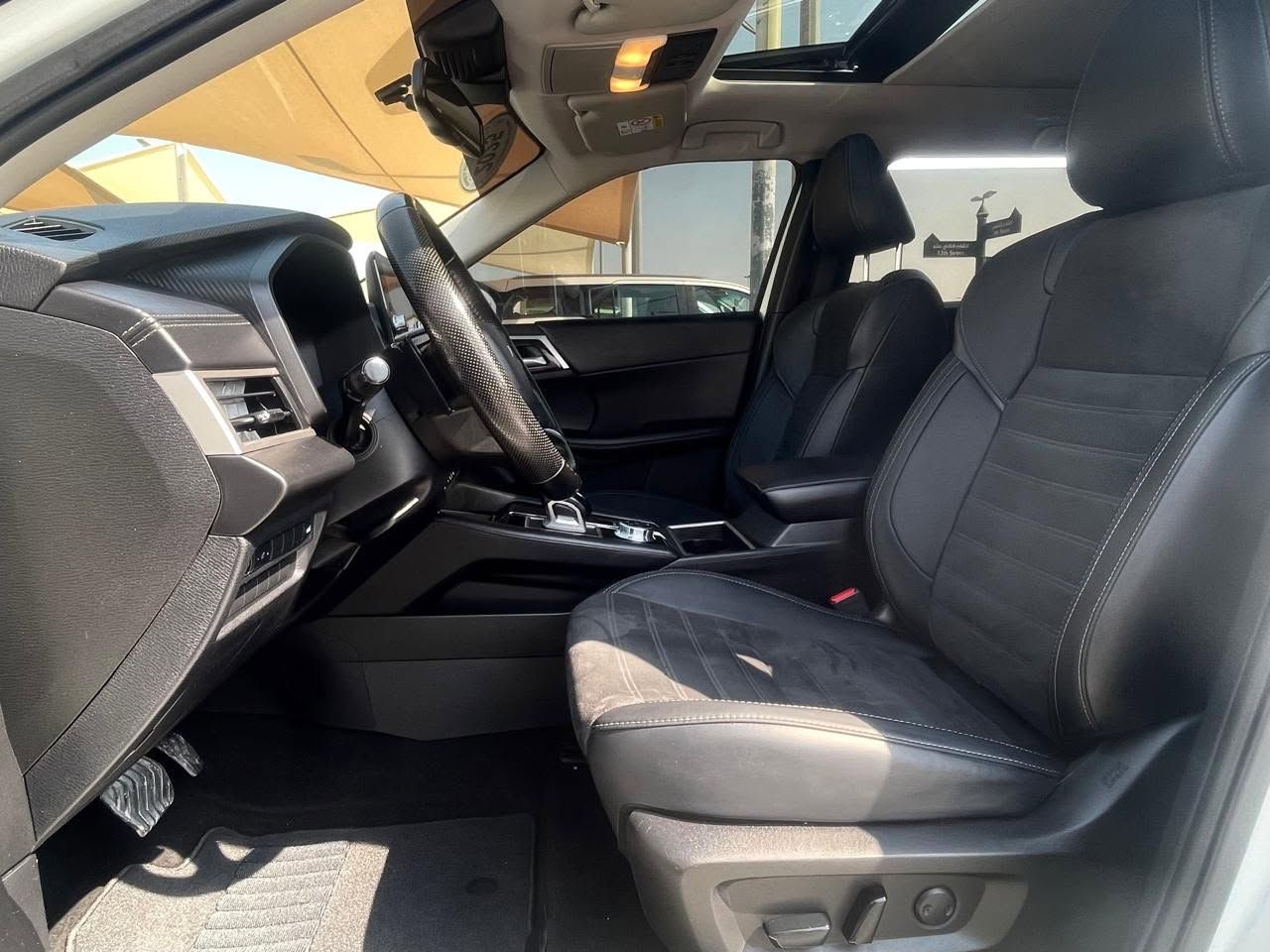 2025 Mitsubishi Outlander photo 2