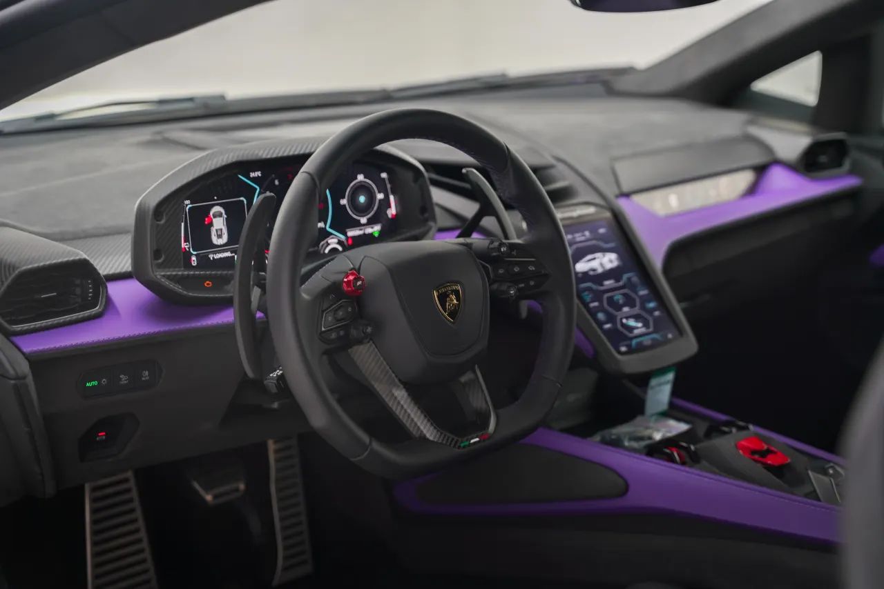2025 Lamborghini Revuelto photo 3