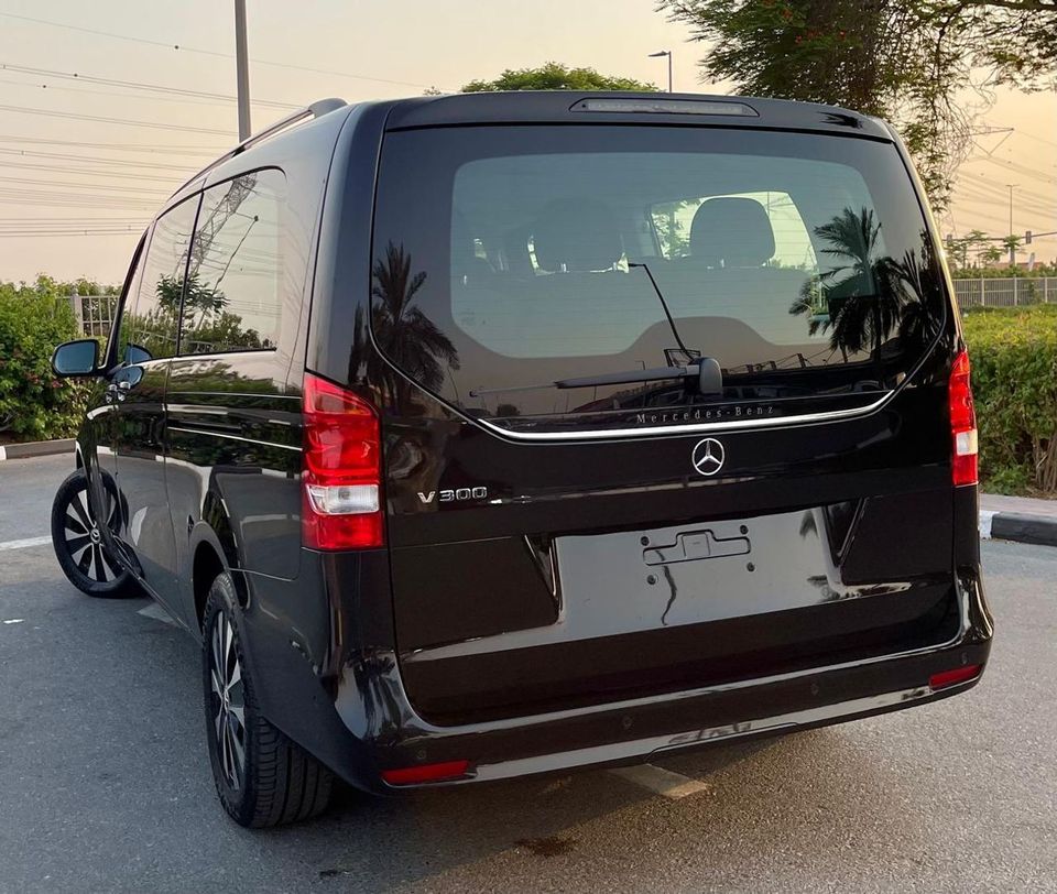 2025 Mercedes-Benz V300 photo 5