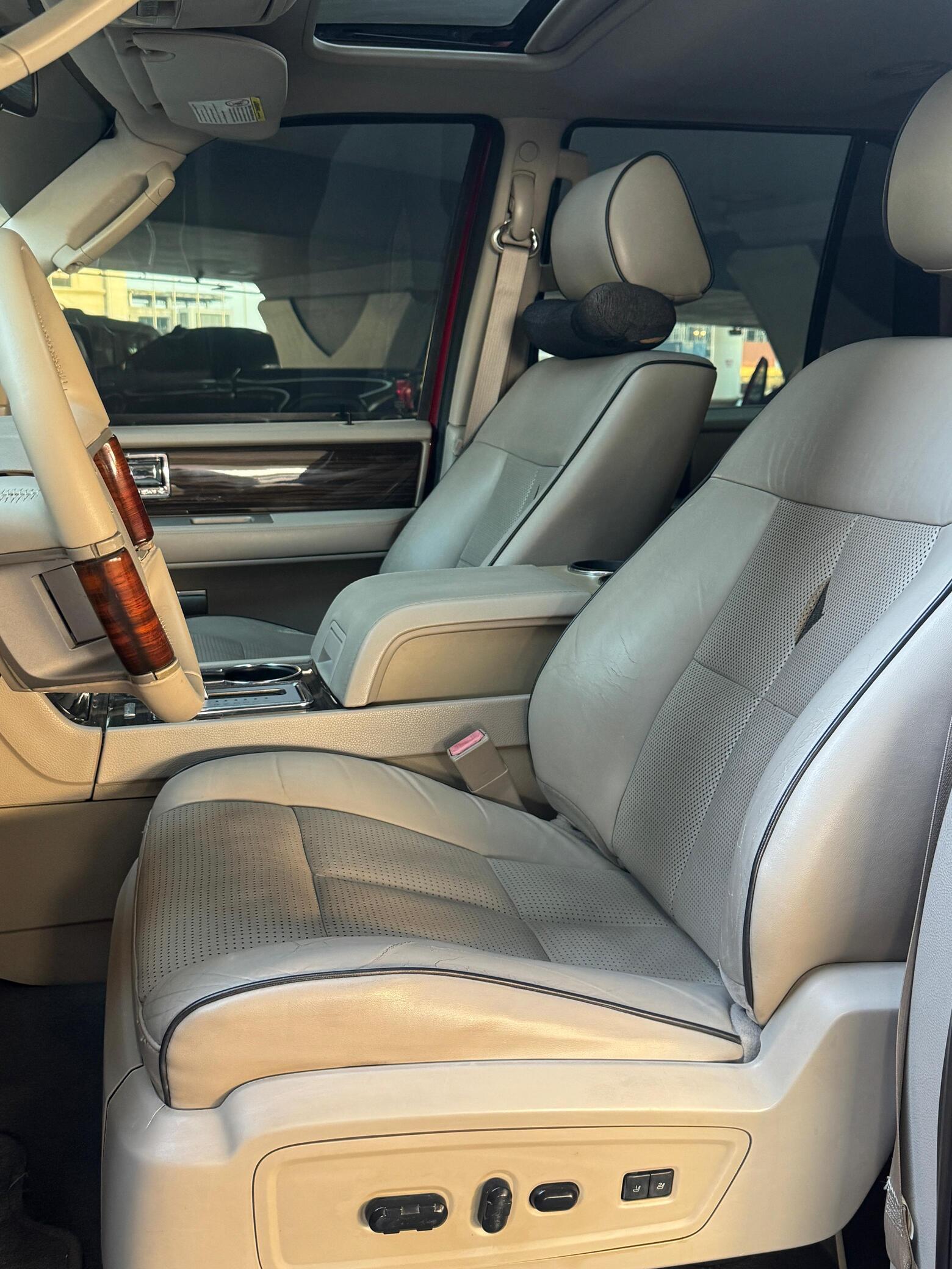 2009 Lincoln Navigator photo 3
