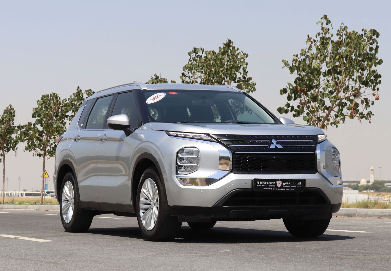 2023 Mitsubishi Outlander photo 2