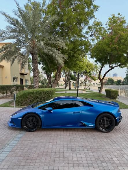 2023 Lamborghini Huracan photo 2