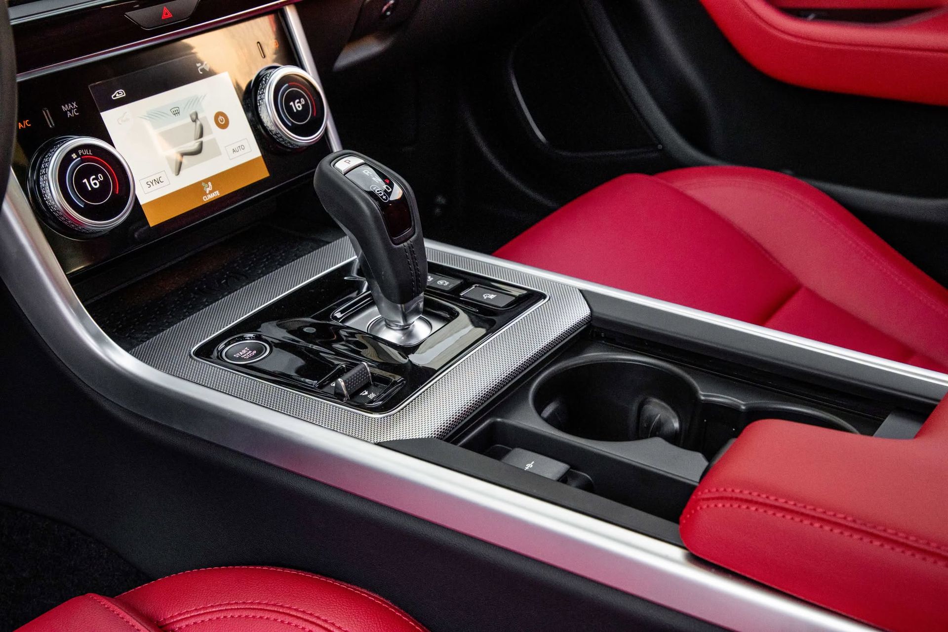 2025 Jaguar XE photo 4