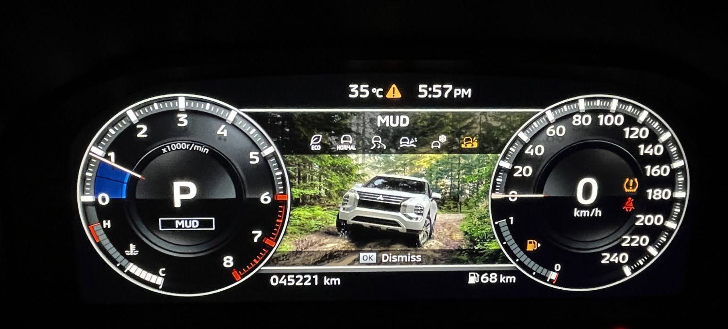2023 Mitsubishi Outlander photo 4