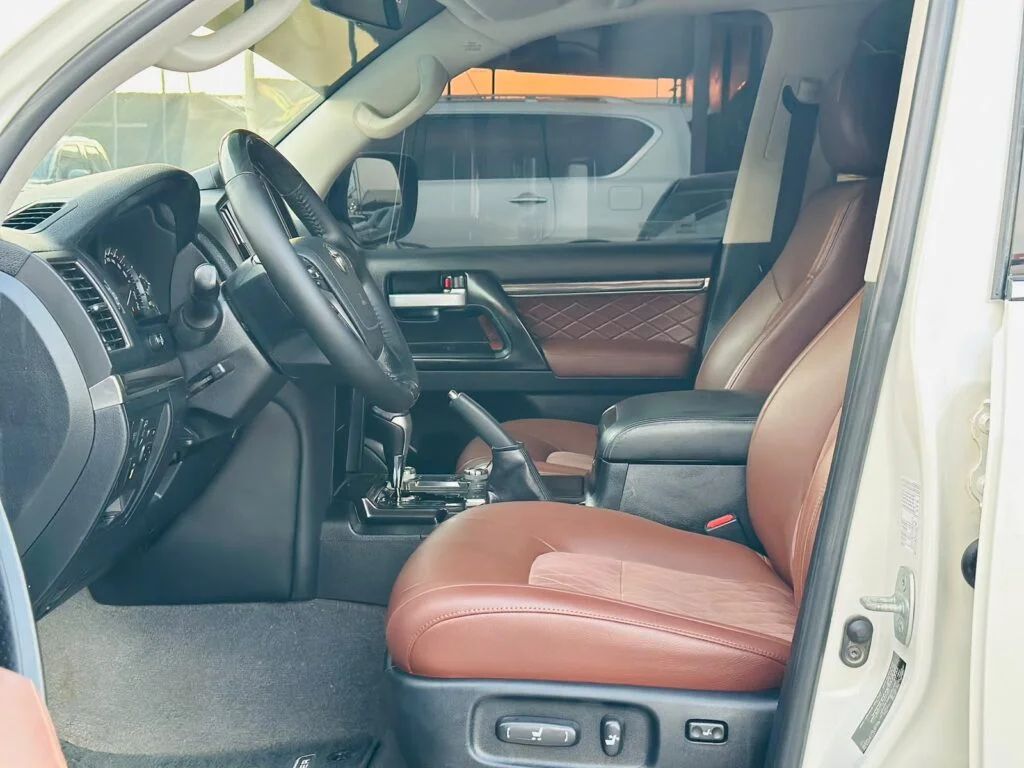 2016 Toyota Land Cruiser VXR photo 2