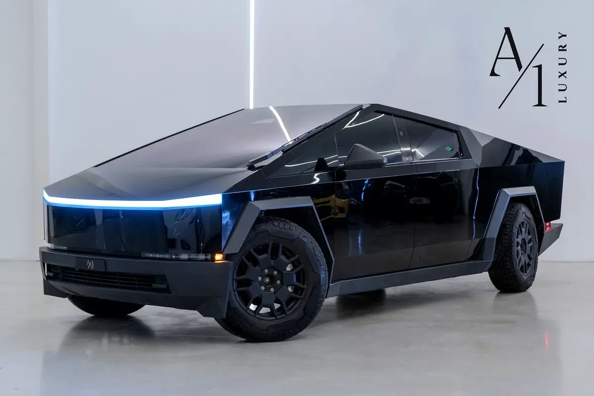 2024 Tesla Cybertruck photo 2