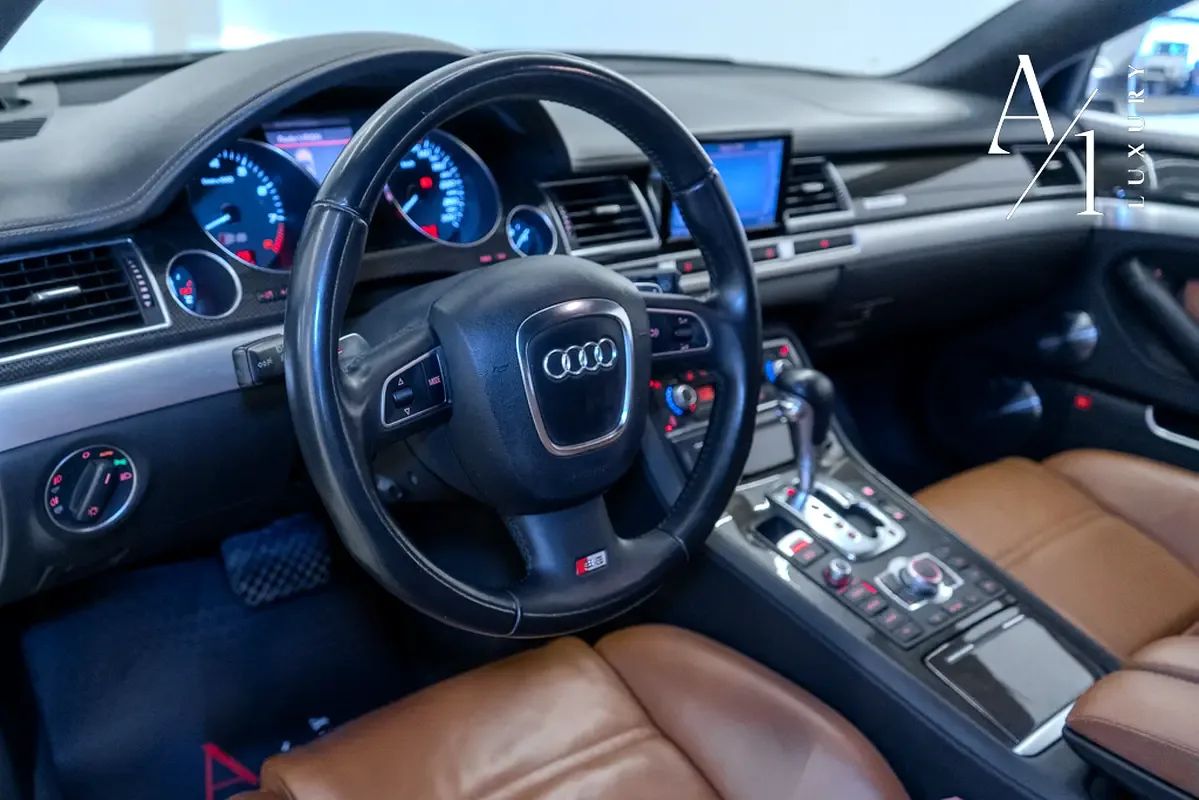 2009 Audi S8 photo 2