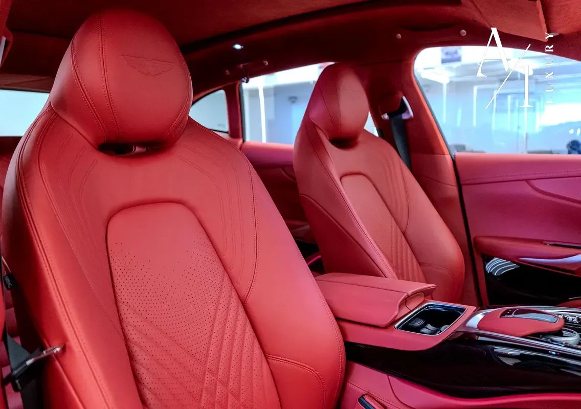 2024 Aston Martin DBX photo 4