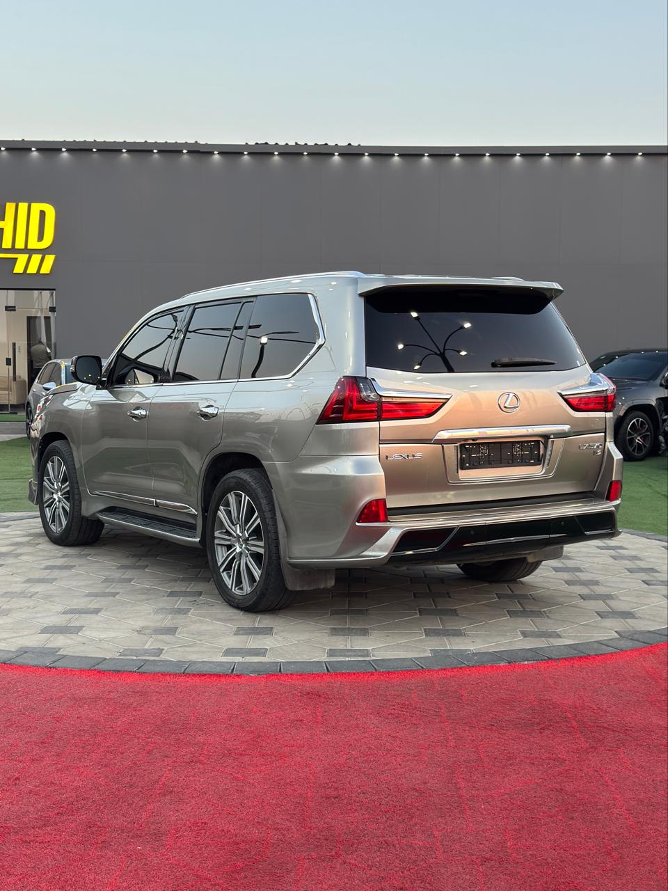 2016 Lexus LX570 photo 5