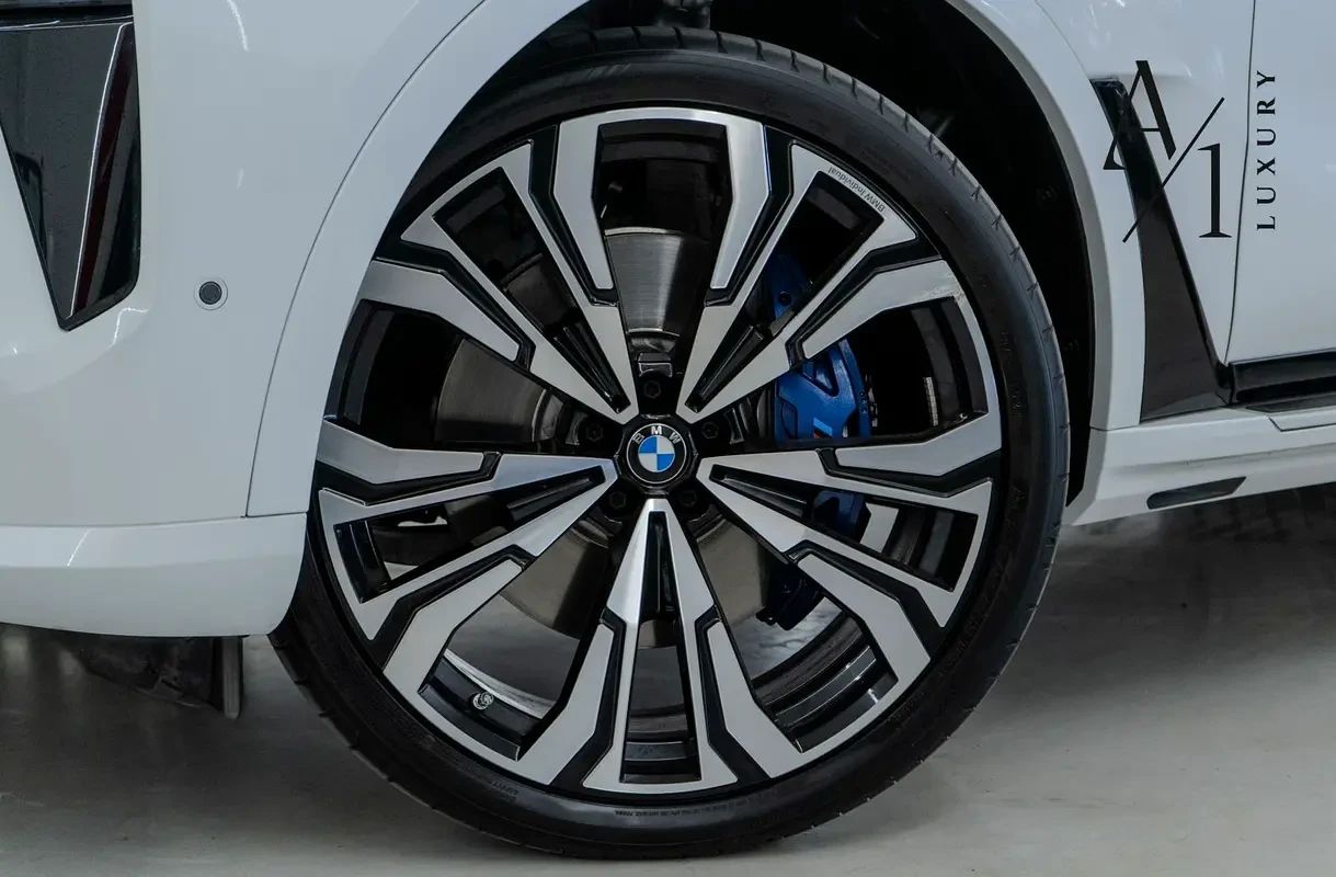 2025 BMW X7 photo 2
