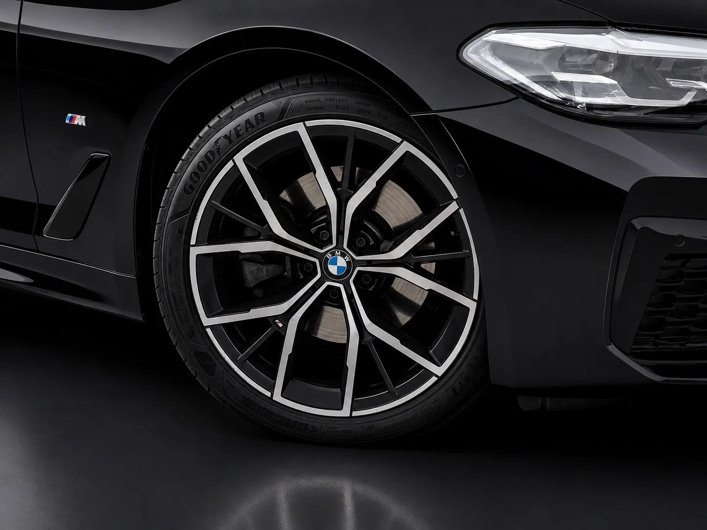 2022 BMW 5 Series photo 3