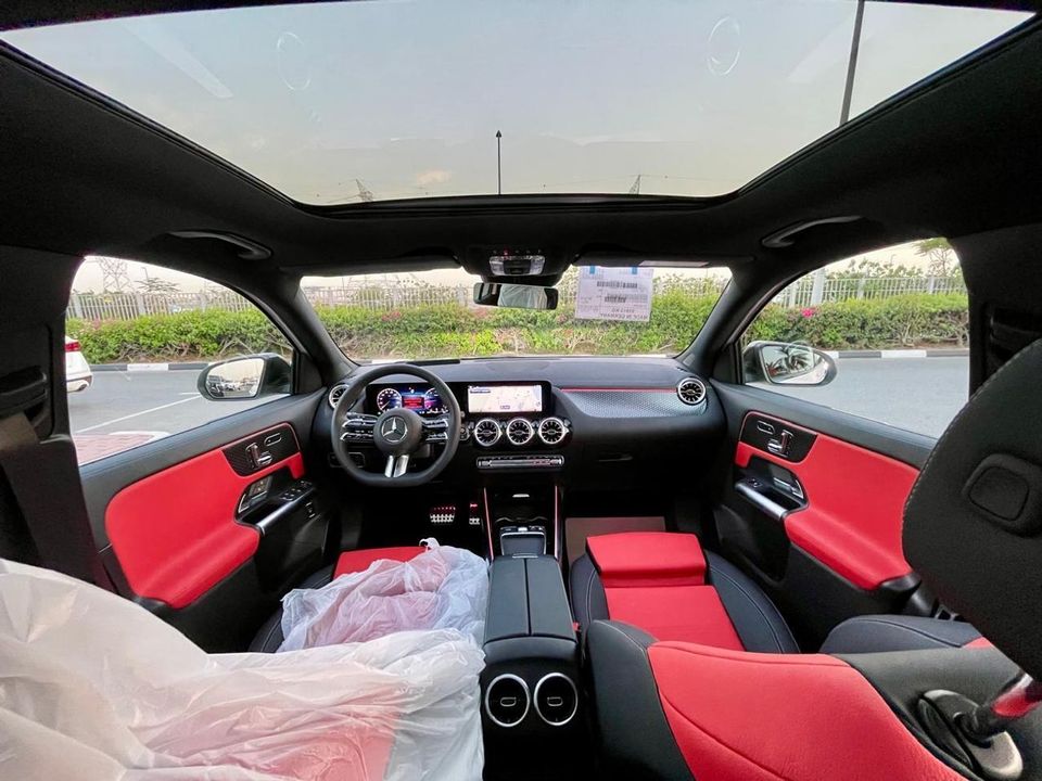 2025 Mercedes-Benz GLA 200 photo 2