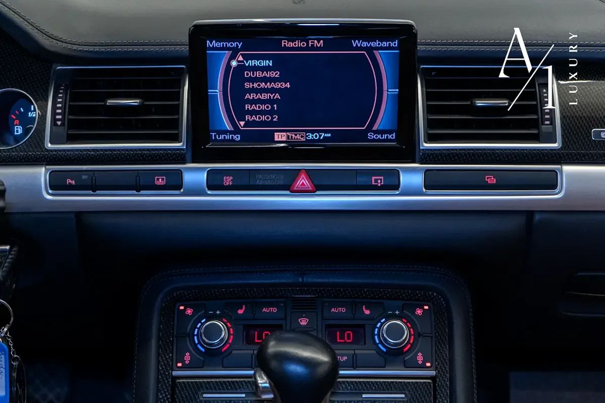 2009 Audi S8 photo 3