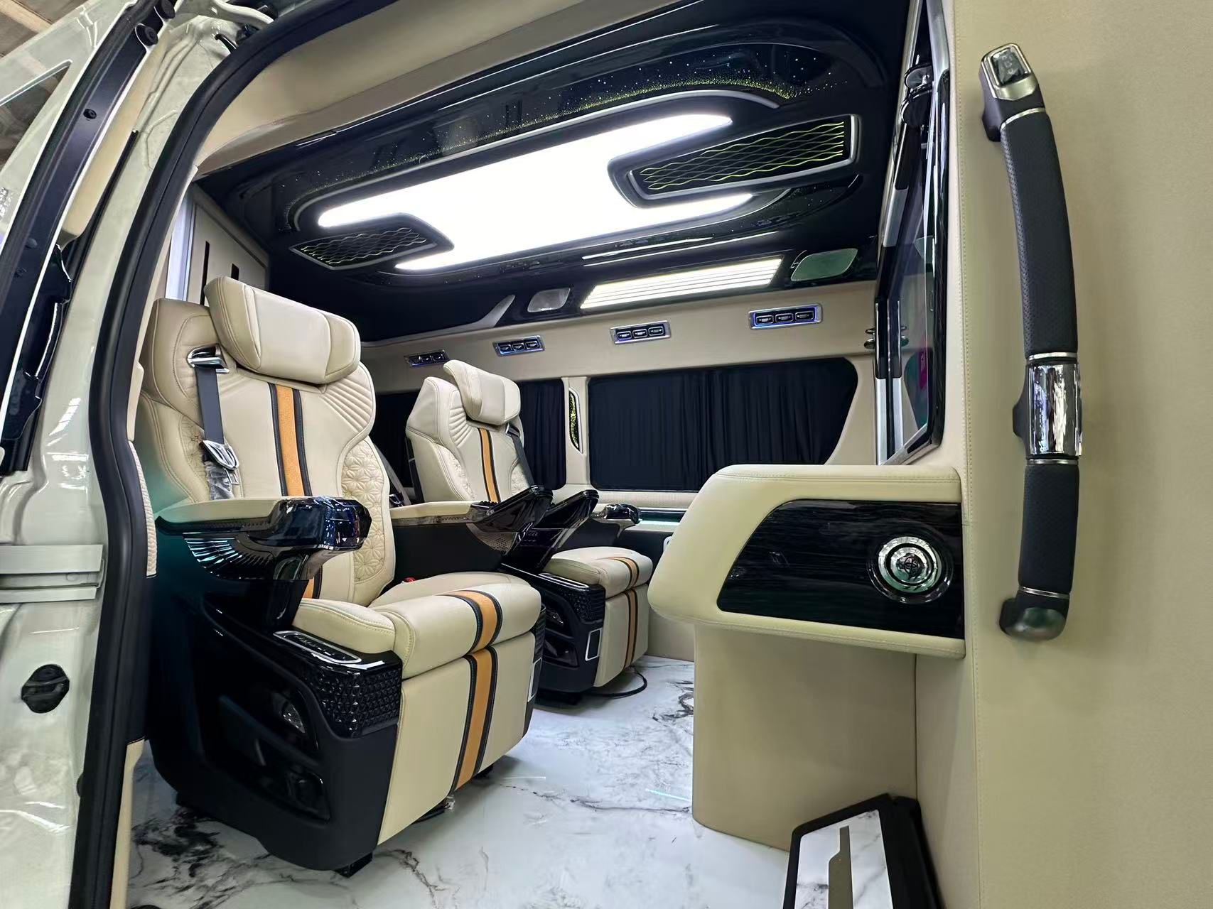 2025 Toyota Hiace photo 4