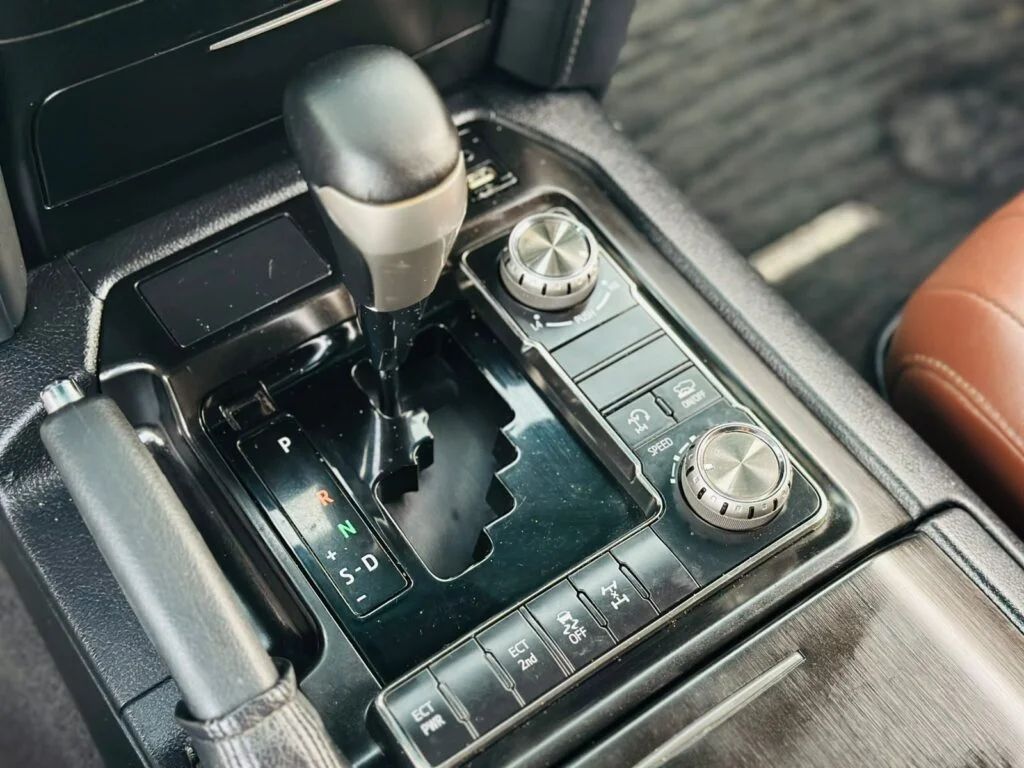 2016 Toyota Land Cruiser VXR photo 4