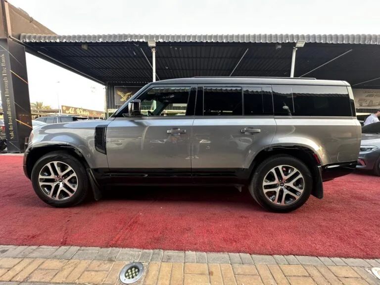 2024 Land Rover Defender photo 2