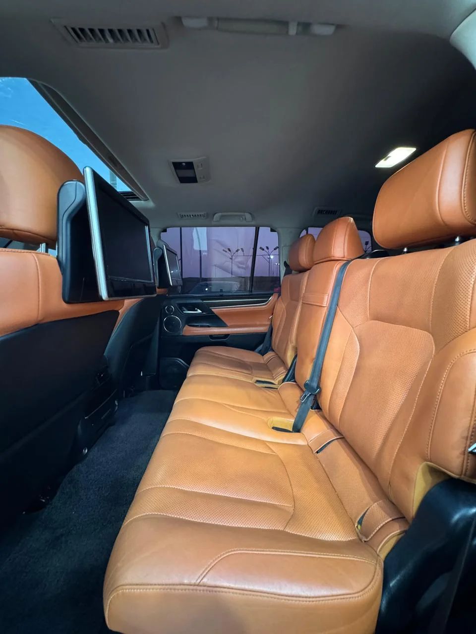 2016 Lexus LX570 photo 4