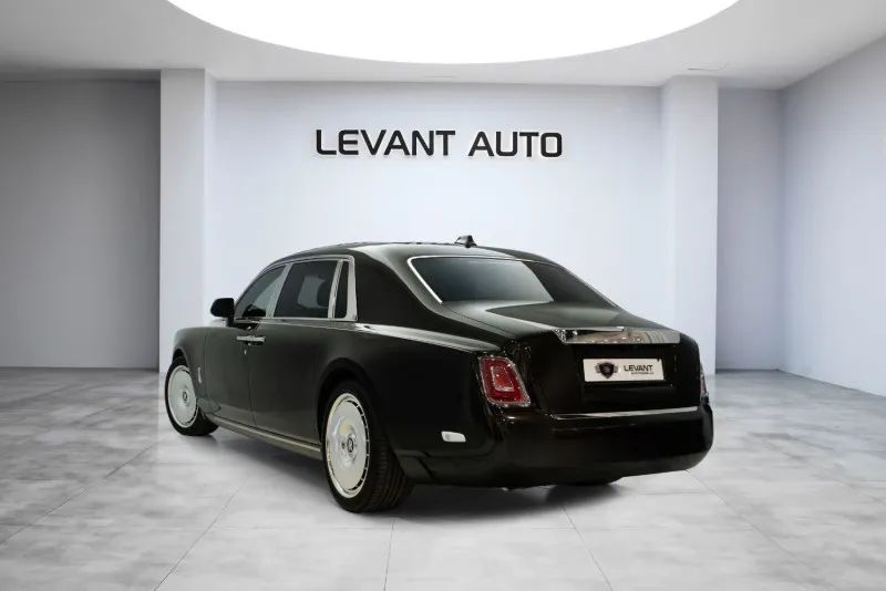 2023 Rolls-Royce Phantom photo 5