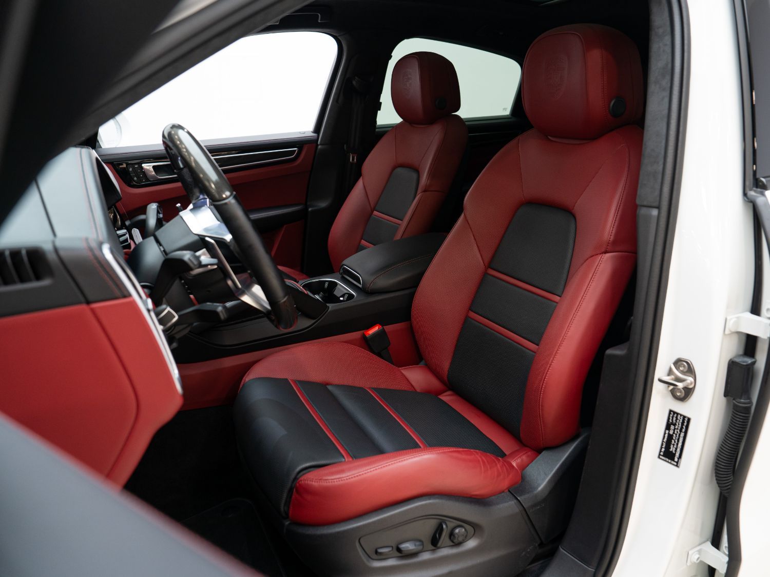 2022 Porsche Cayenne photo 2