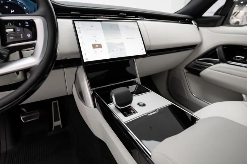 2025 Land Rover Range Rover photo 3