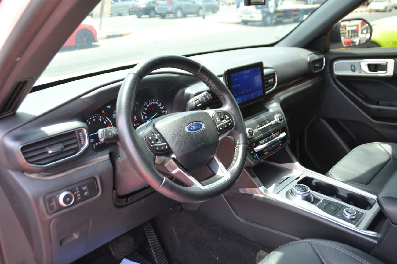 2020 Ford Explorer photo 3