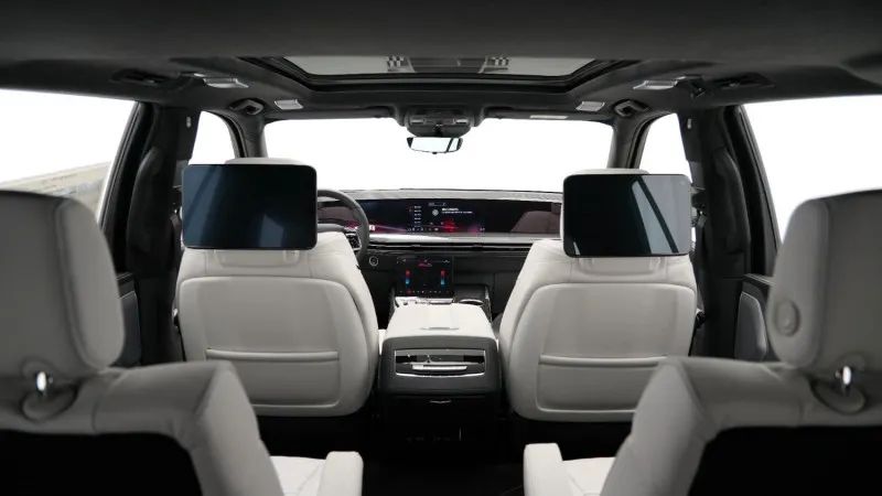 2025 Cadillac Escalade photo 4