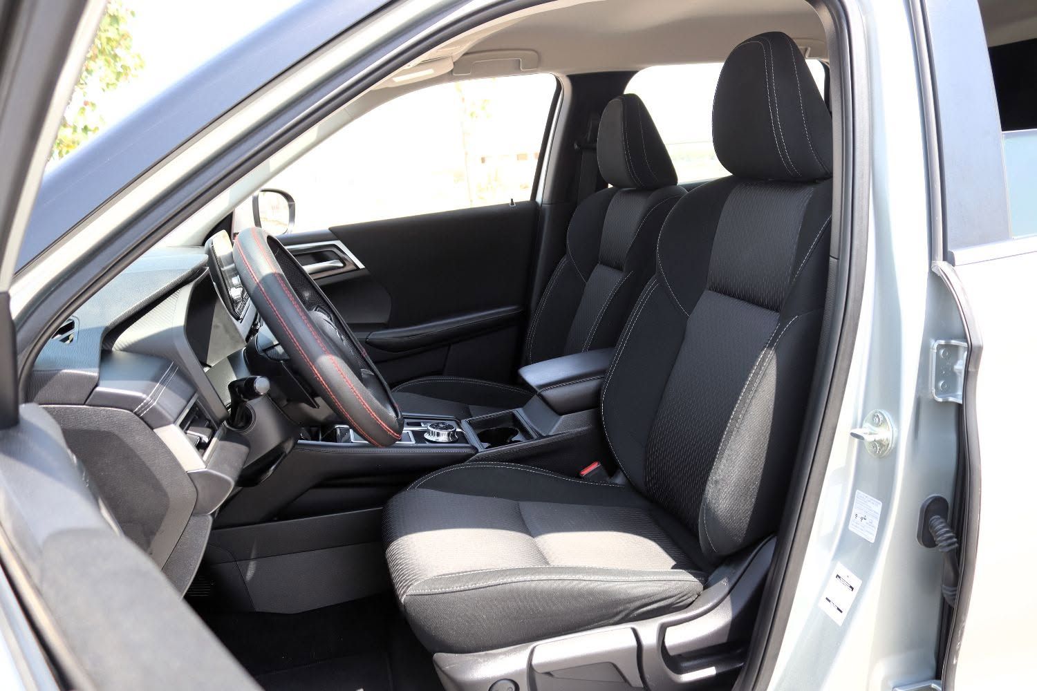 2023 Mitsubishi Outlander photo 3