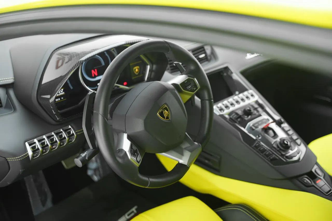 2014 Lamborghini Aventador photo 2