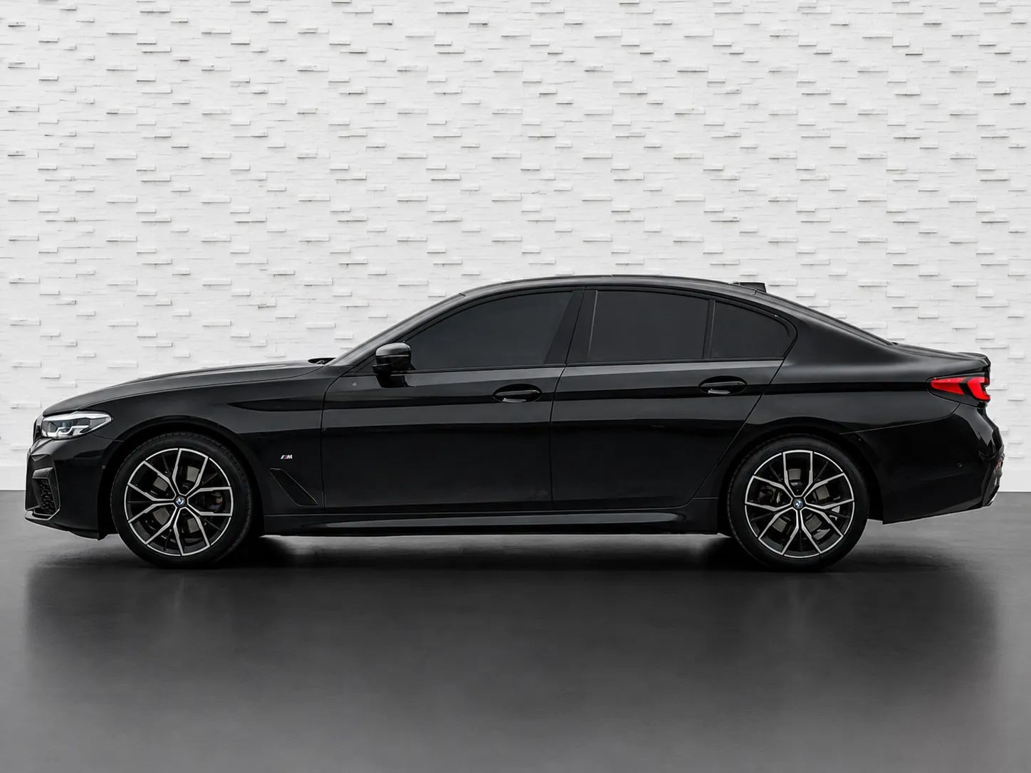 2022 BMW 5 Series photo 2
