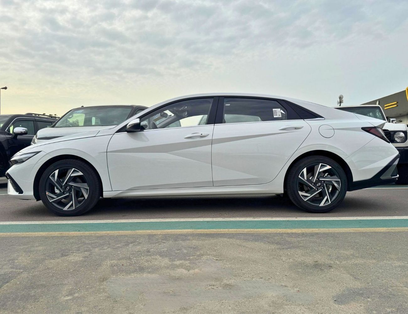 2025 Hyundai Elantra photo 5